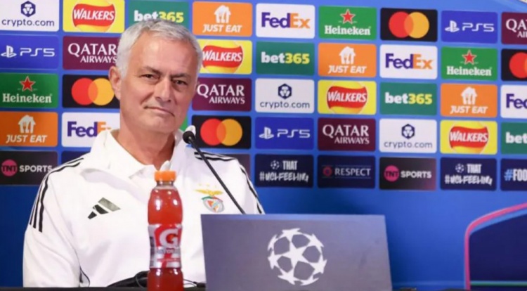 世界杯比赛在线观看地址-穆帅：阿韦洛亚是我皇马生涯最喜欢球员之一 阿隆索已证明了自己