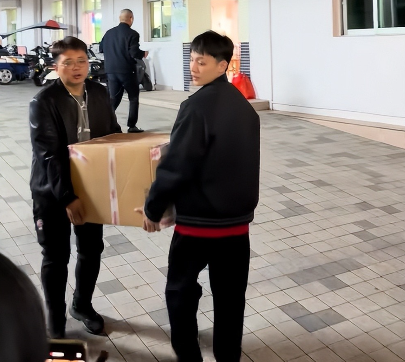 世界杯高清赛事直播平台-徐杰买年货回家探望父母！随后前往男篮报到，无缘与上海的淘汰赛