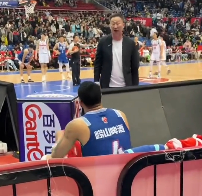 世界杯官方直播官网下载安装入口-刘维伟杀疯！场边爆粗怒喷韦瑟斯庞，发布会仍指责，真被气到了！|篮板|比赛|广厦|青岛|数据_新浪体育_新浪新闻